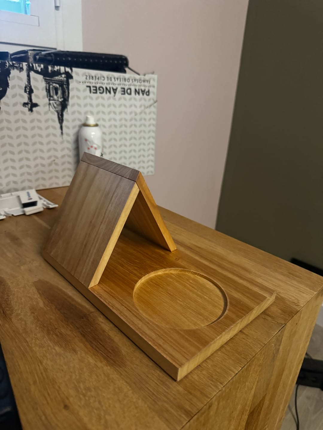 Customer photo review of Soporte de Madera para Libros con Portavasos