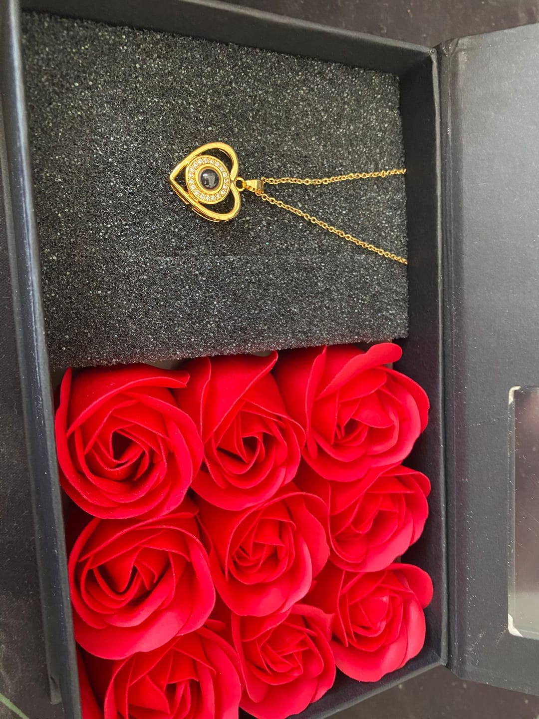 Customer photo review of Jormaria™ 14 Ayar Altın Kaplama 100 Dilde Seni Seviyorum Kolyesi