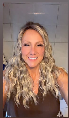 Customer photo review of JBEXTENSION 22 Inches Scalpiana Long Wave Honeyed Sand 3.5X4 Hard Silky Top Natural Scalp Effect Wig with Bangs OSSIE HONEYED SAND