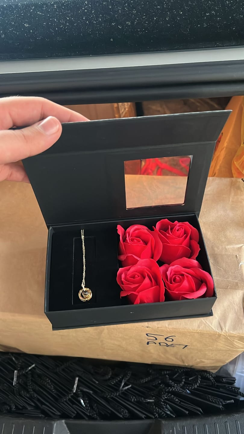 Customer photo review of Jormaria™ 14 Ayar Altın Kaplama 100 Dilde Seni Seviyorum Kolyesi
