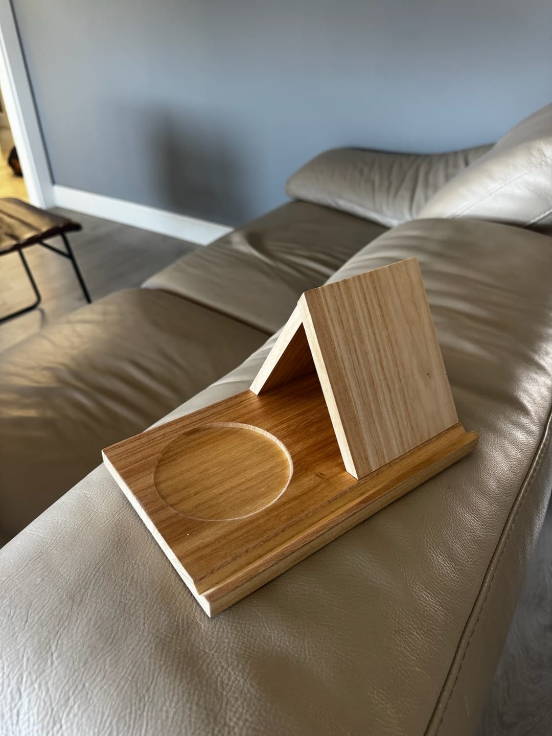Customer photo review of Soporte de Madera para Libros con Portavasos