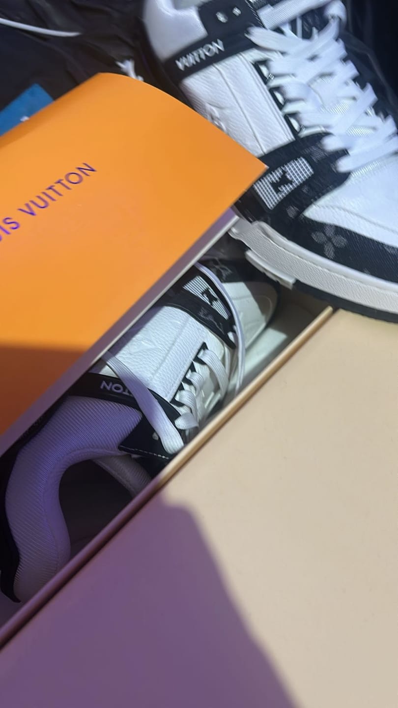 Customer photo review of Louis Vuitton LV Trainer - blanco y negro