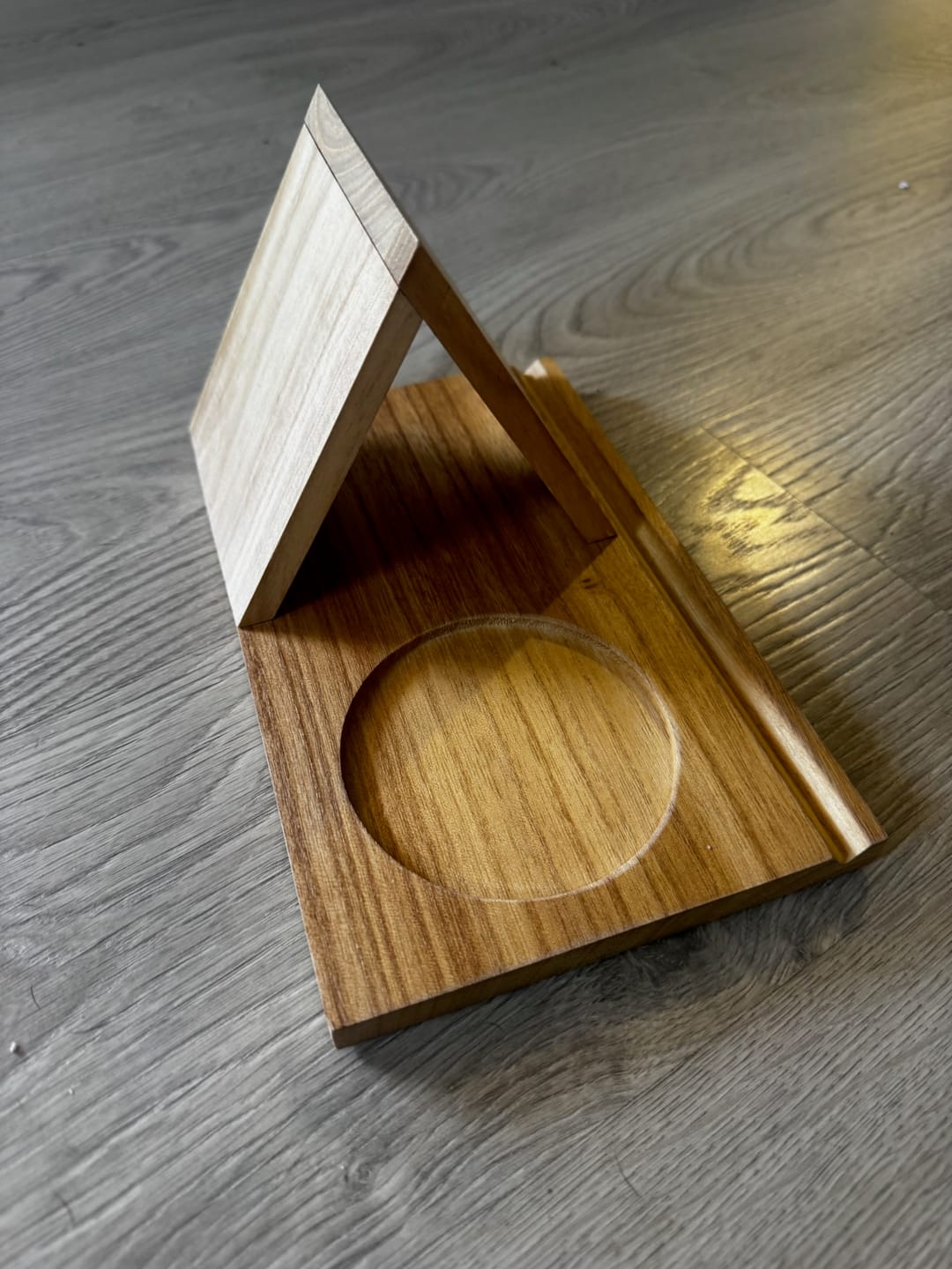 Customer photo review of Soporte de Madera para Libros con Portavasos