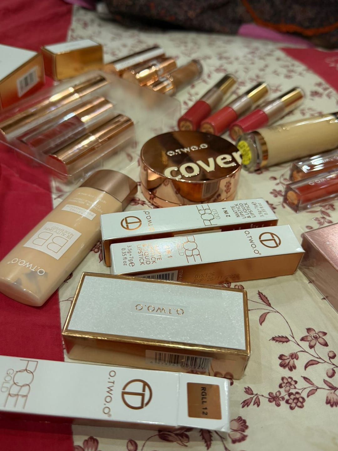 Customer photo review of O.TWO.O LUXURIOUS DAZZLING EYESHADOW PALETTE