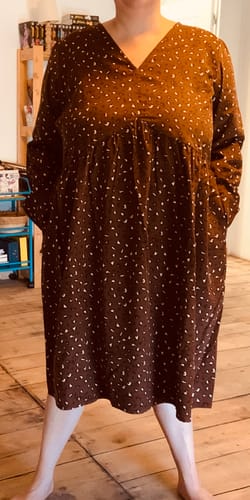 Customer's Robe Edonie midi en velours chocolat à motifs, portée par une personne.