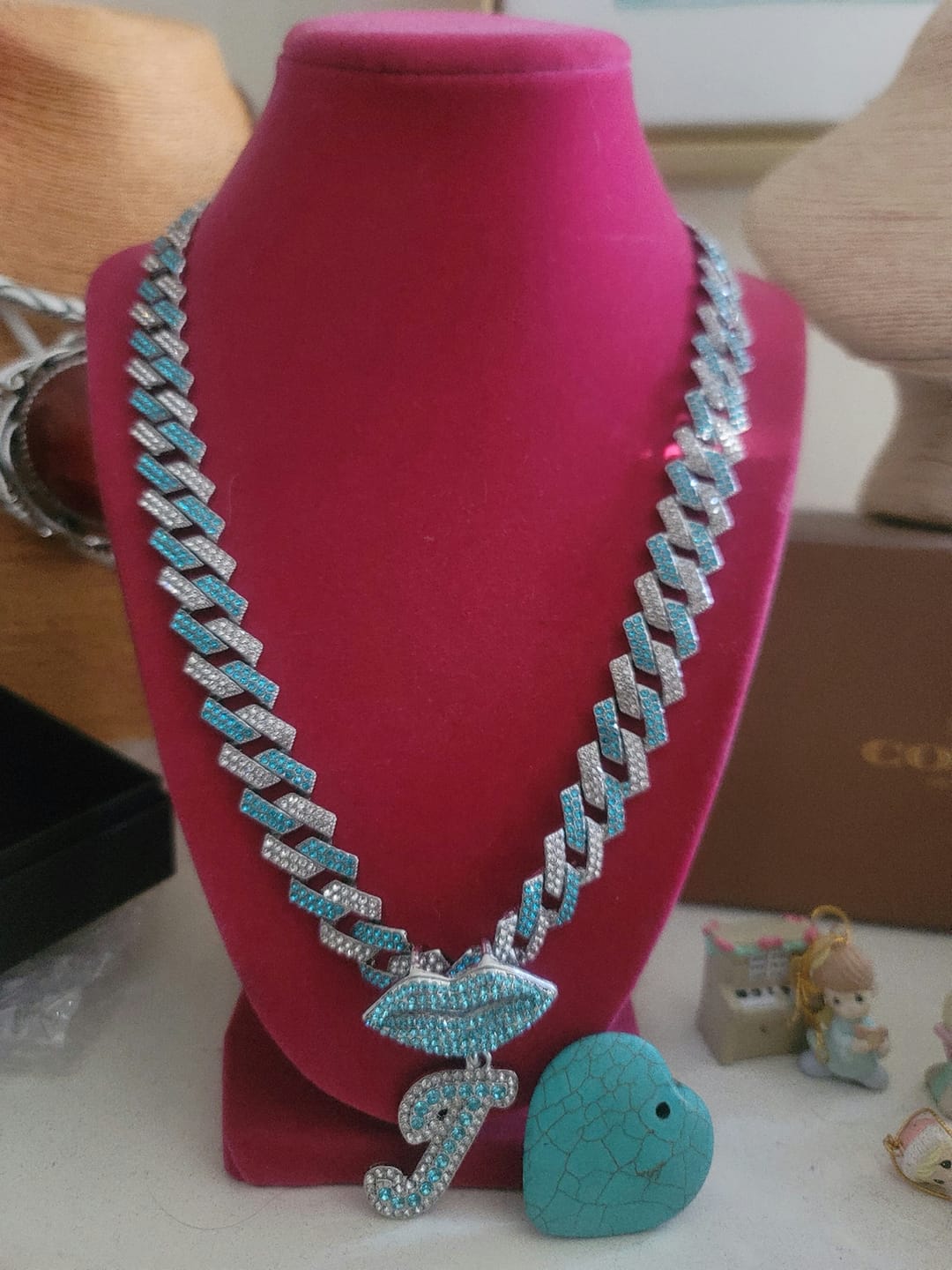 Customer photo review of LUXIIVA® LIPS INITIAL PENDANT(Ready to Ship)