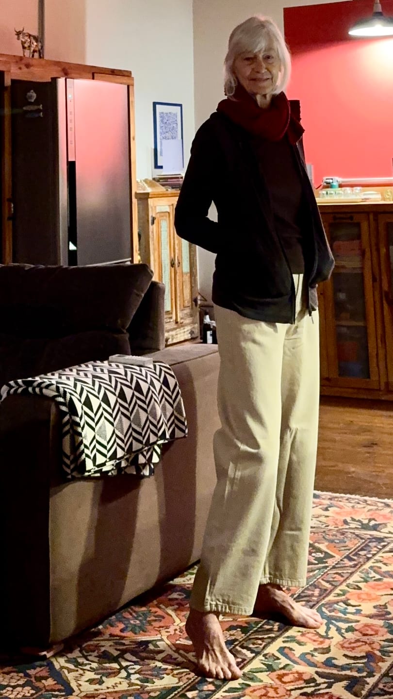 Customer photo review of Calça Jeans Reta Araçá Bege Claro