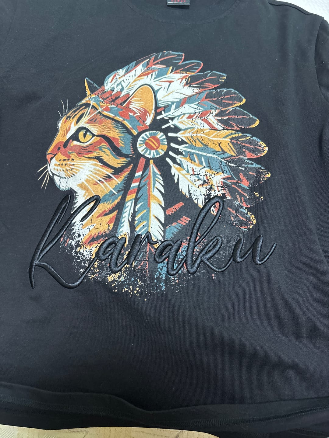 Customer photo review of 「インディアン酋長猫」プリント＆karaku刺繍入りコットンTシャツ