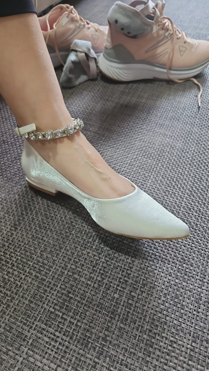 Customer photo review of Sapatilha Noiva Com Pedrarias Velvet Branco