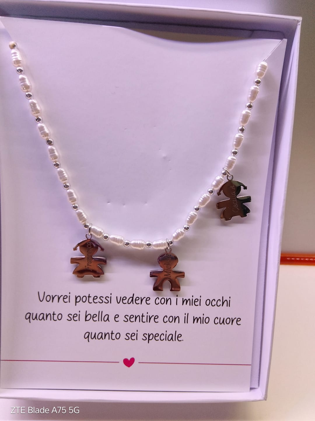 Customer photo review of Girocollo Family In Perle con ciondoli Bimbo Personalizzati