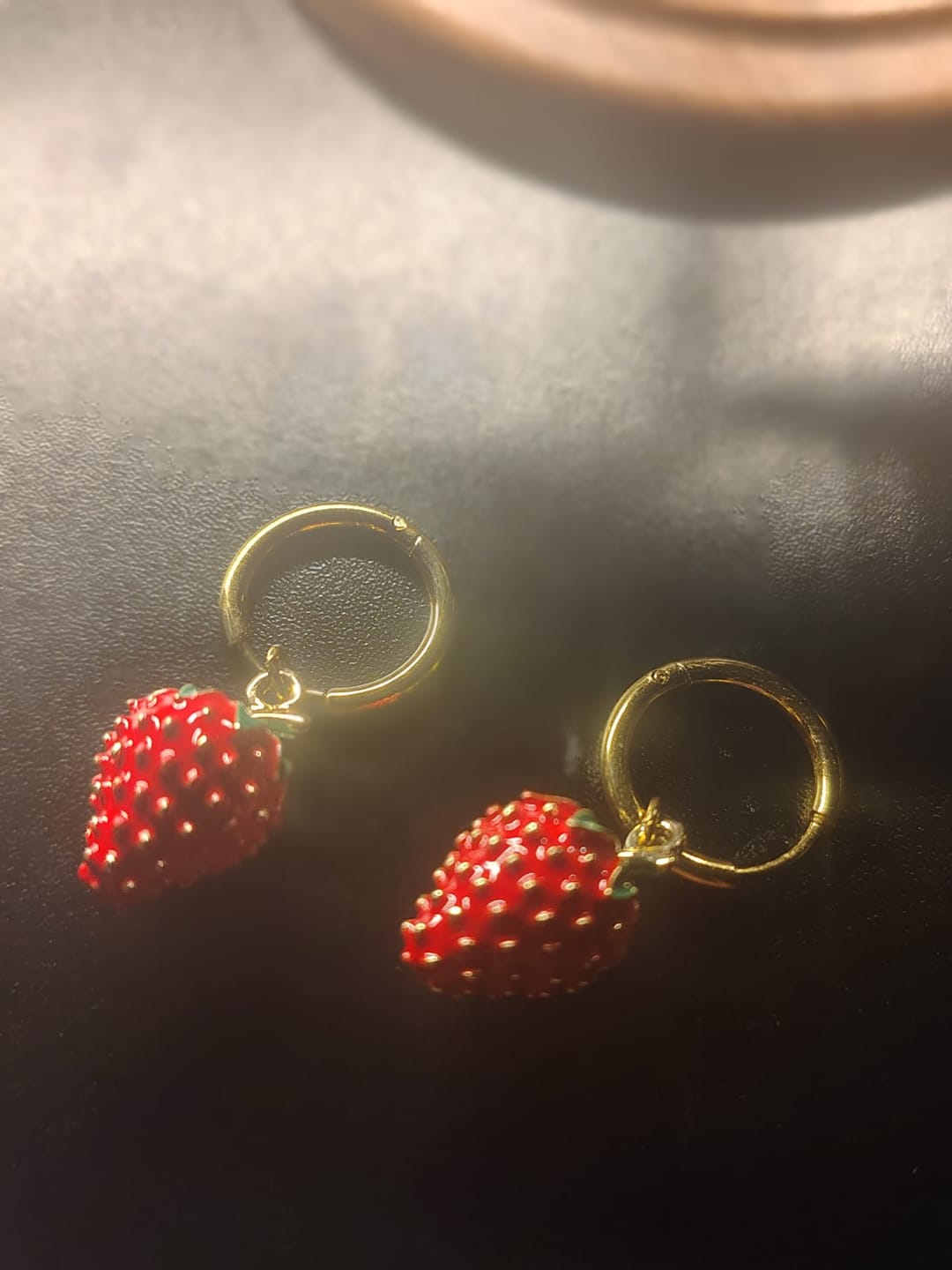 Customer photo review of Aretes Tiny Berry