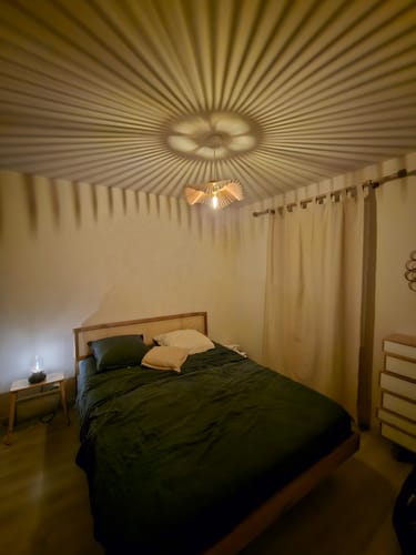 Customer's Rose Suspension installée dans une chambre, projetant des motifs floraux sur le plafond