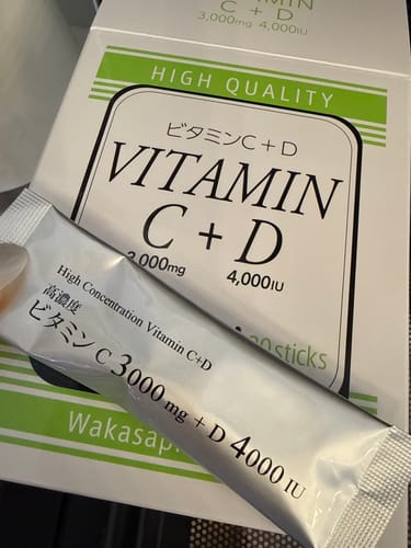 レビューアによるビタミンC+D - Wakasapri for Proの顆粒スティックと、その背景にある製品外箱