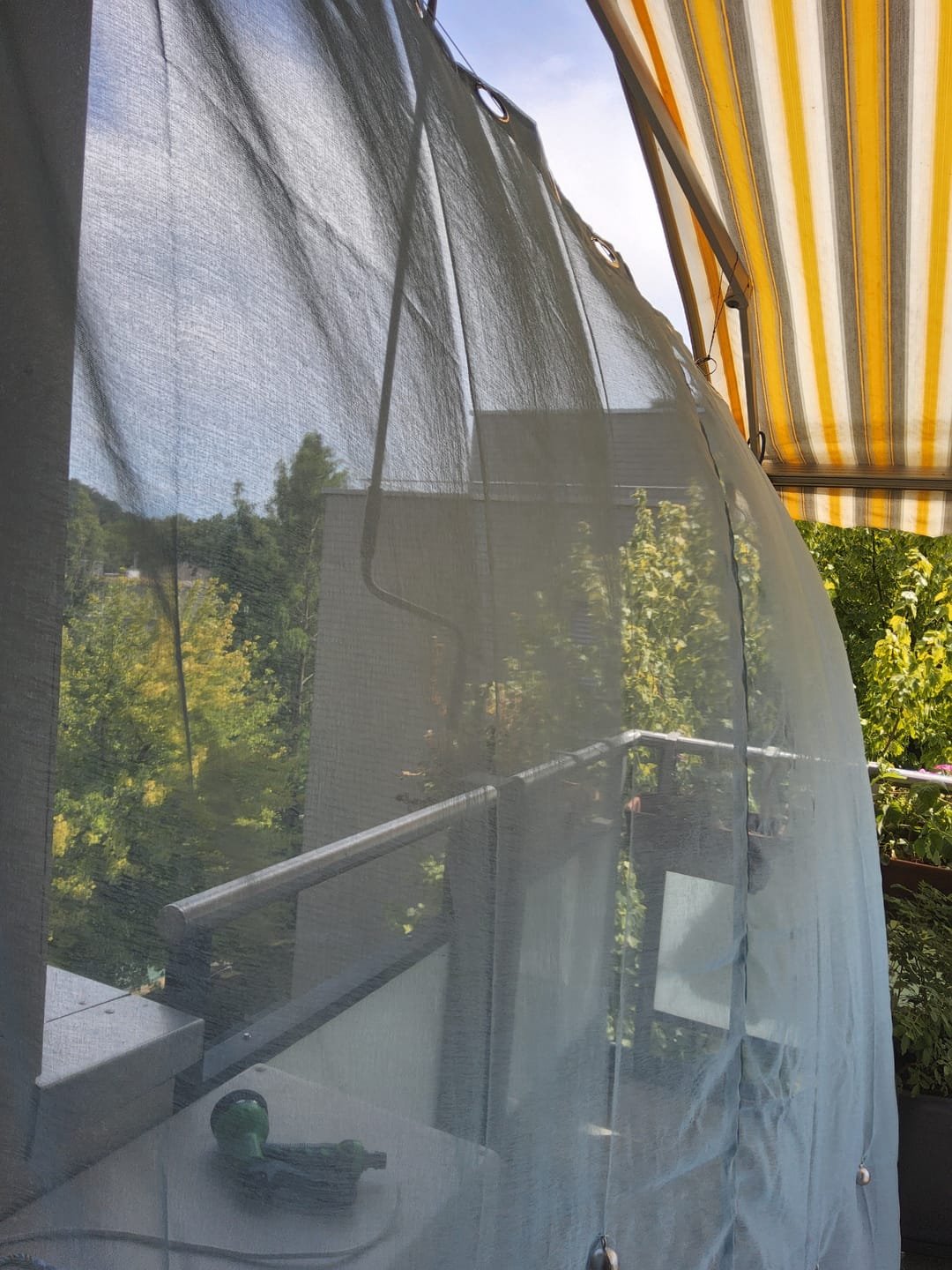 Customer photo review of Outdoor Gardine wasserdicht – Transparenter Voile für Terrasse und Garten, 6 Farben