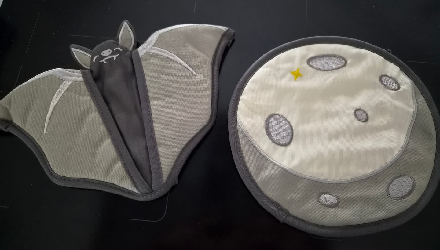Customer photo review of Fledermaus Ofenhandschuh Mond – 2-in-1 Topfhandschuh & Untersetzer OTOTO