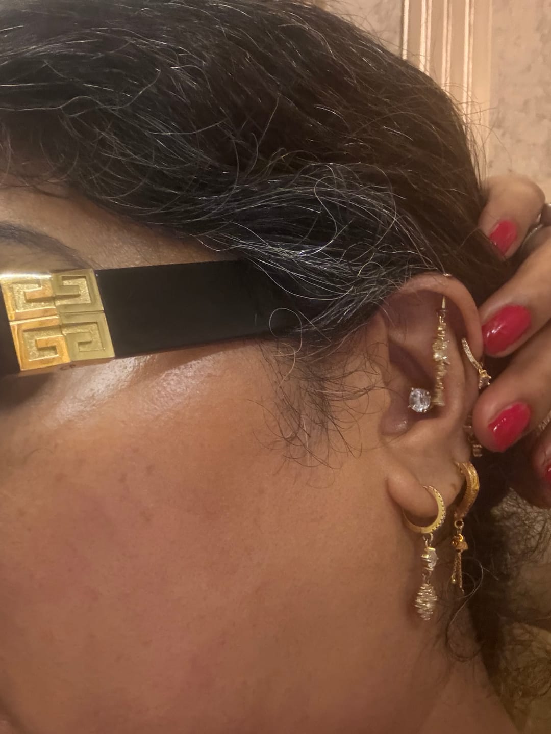 Customer photo review of Gold Round Solitaire Studds by Arushaa
