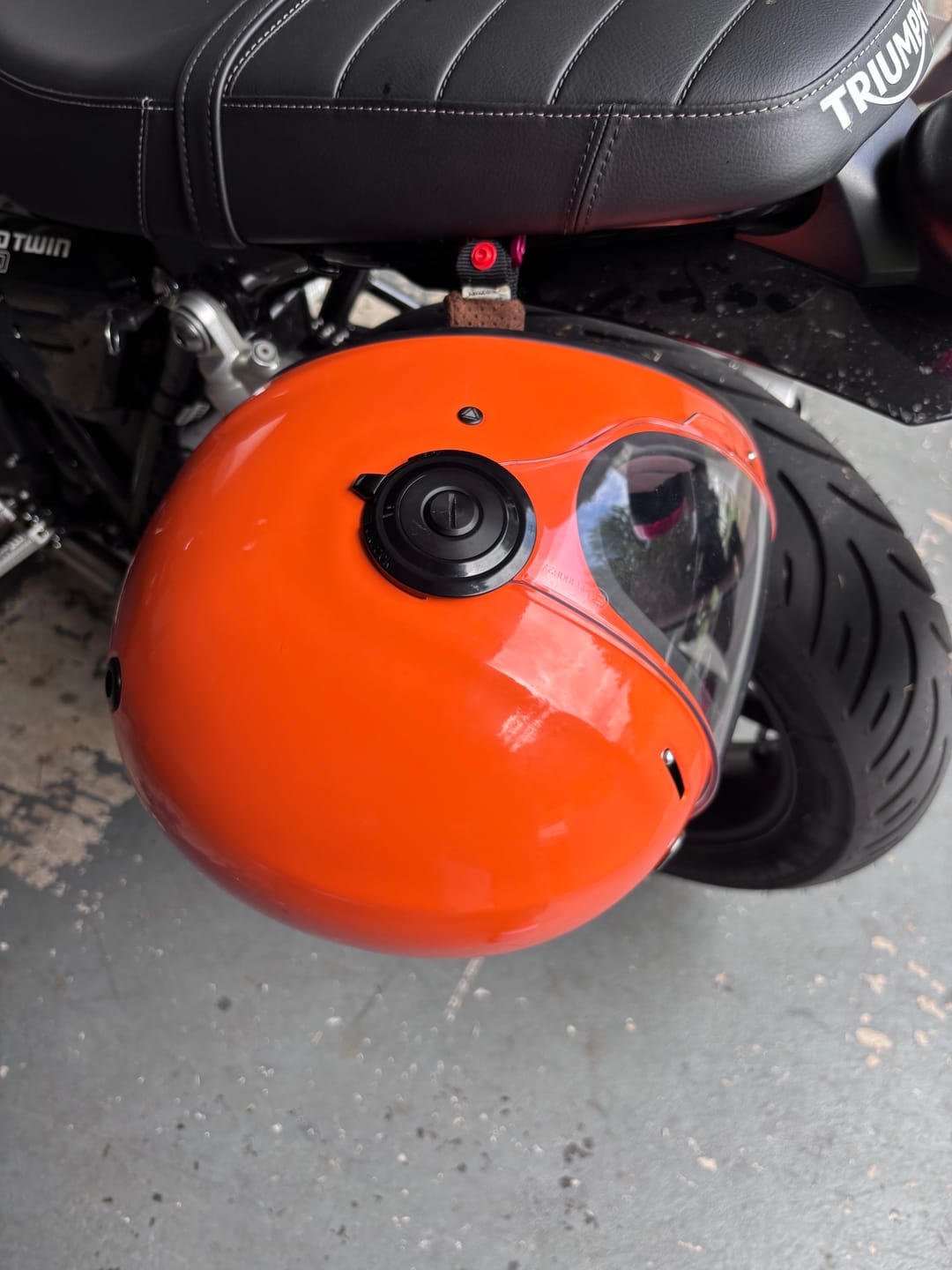 Customer photo review of Triumph Speed Twin 900 2025-2026 Triumph Modern Classic Helmet Hook (lock) - Brogue Moto