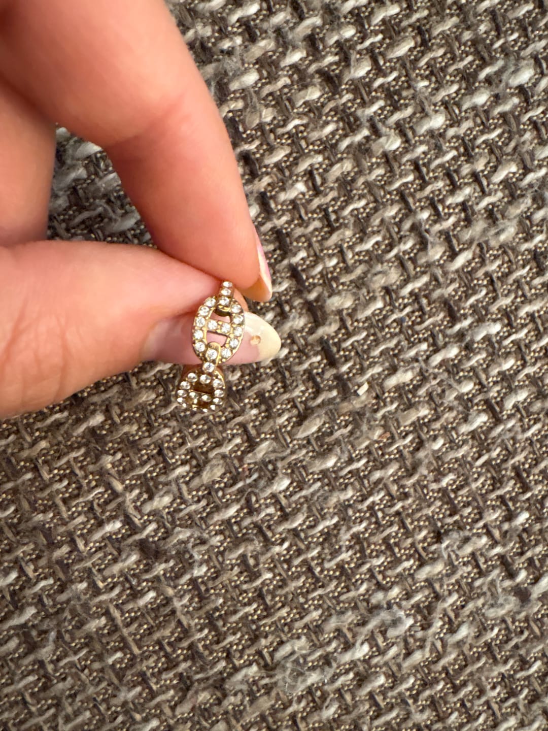 Customer photo review of Pave Flow Deluxe Huggie Ohrringe 14K Vergoldet