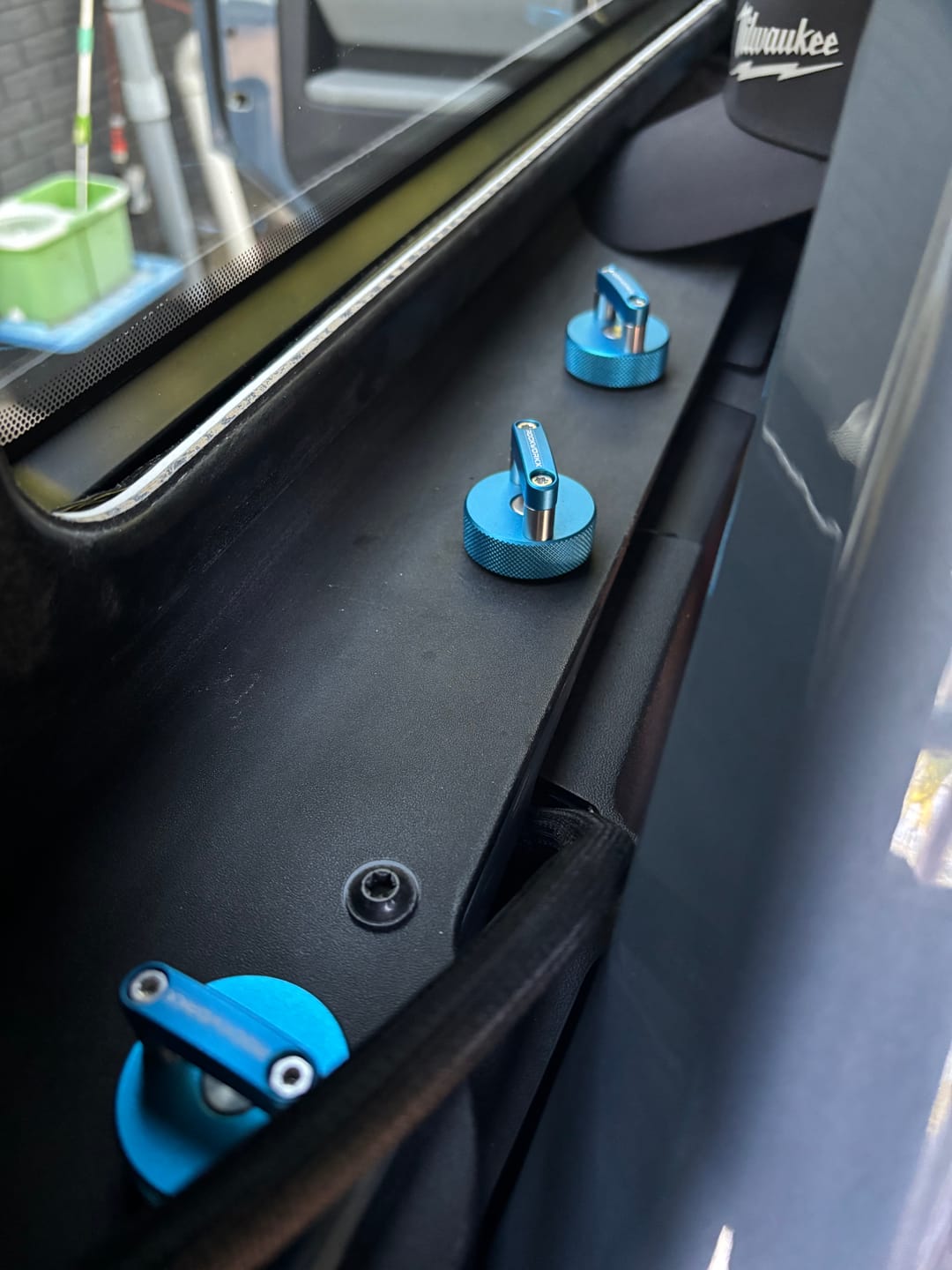 Customer photo review of FORD BRONCO 4 DOOR 10 PIECE SET, 8 Hard Top Quick Removal Fastener Thumb Screws, integrated D Ring Billet Aluminum + 2 Torx  T40 Forward Bolts