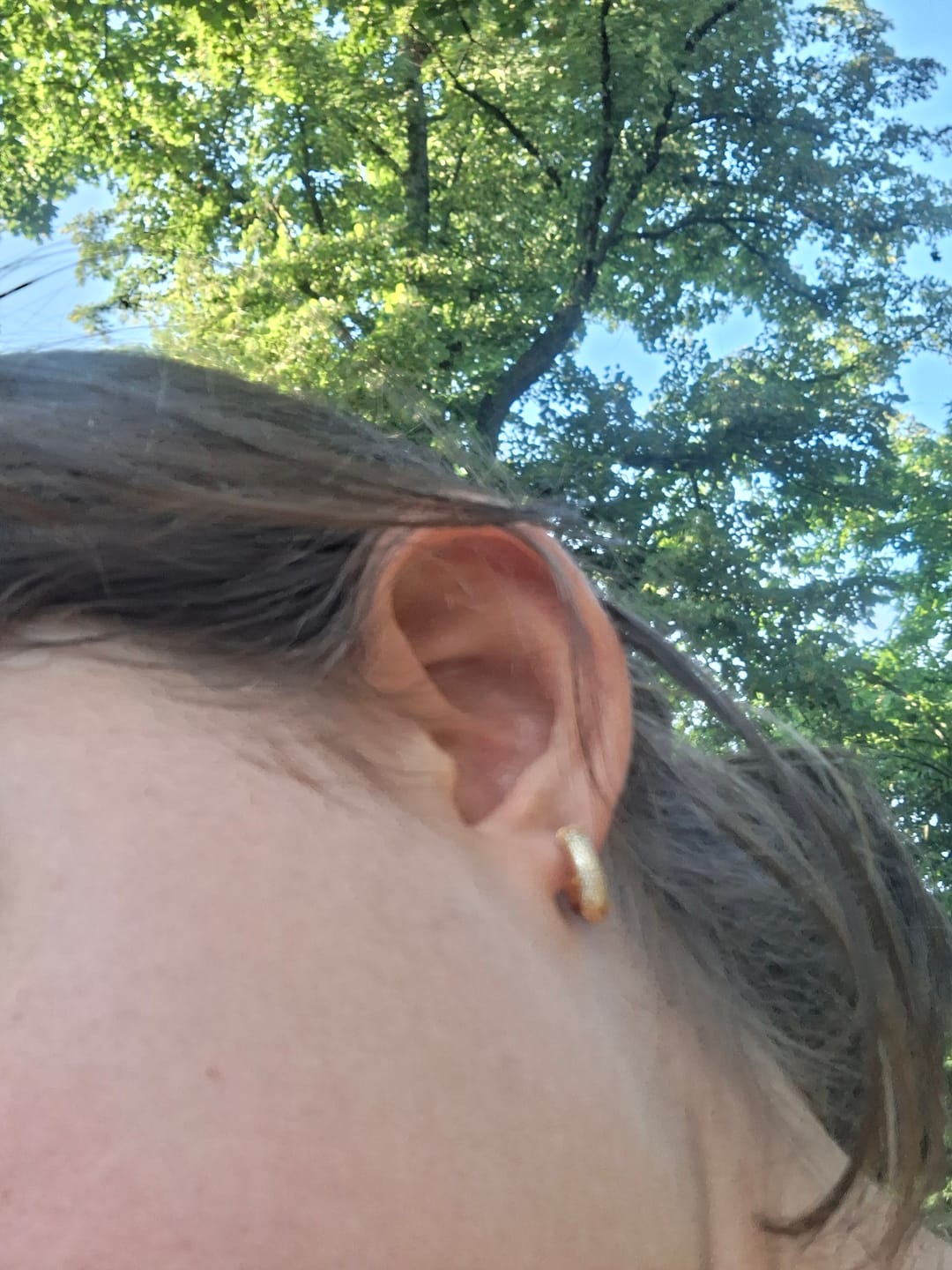 Customer photo review of Orecchino HOOP GEMS - Apricot
