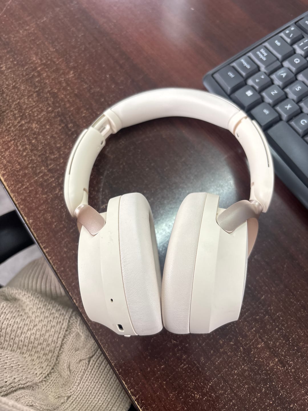 Customer photo review of Audifonos Bluetooth Blik Aura950 Cancelación De Ruido 72H Cream