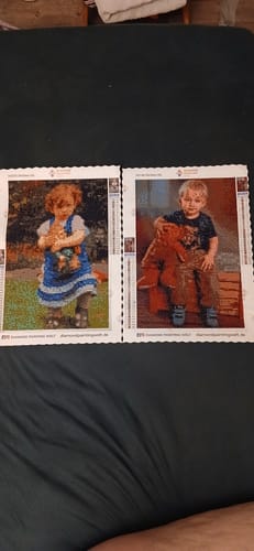 Kunden Diamond Painting eigenes Bild zeigt zwei fertige Porträts von Kindern mit Teddybären auf zwei Leinwänden.