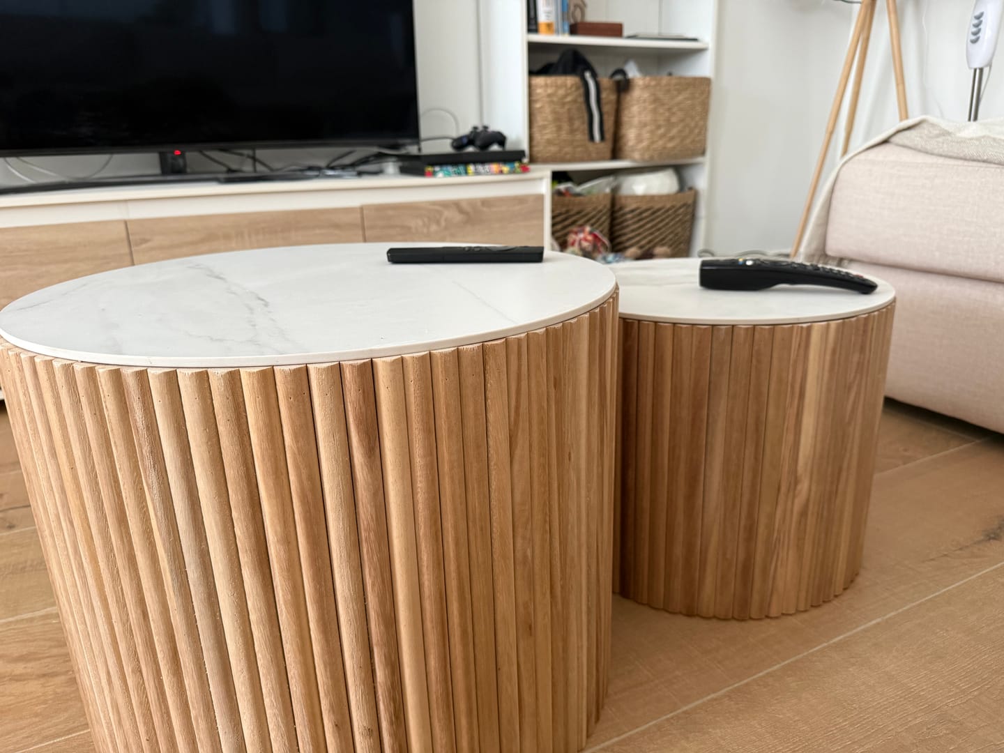 Customer photo review of YATOMI - Set de 2 tables basses rondes en bois massif finition marbre avec rangement