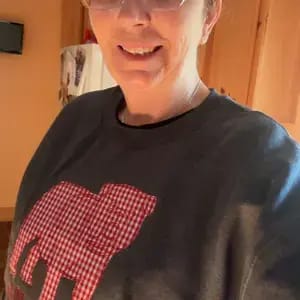 Customer photo review of Custom Tennessee Volunteers Women’s Team Spirit Sweatshirt – Applique Embroidered Side Bow Pullover