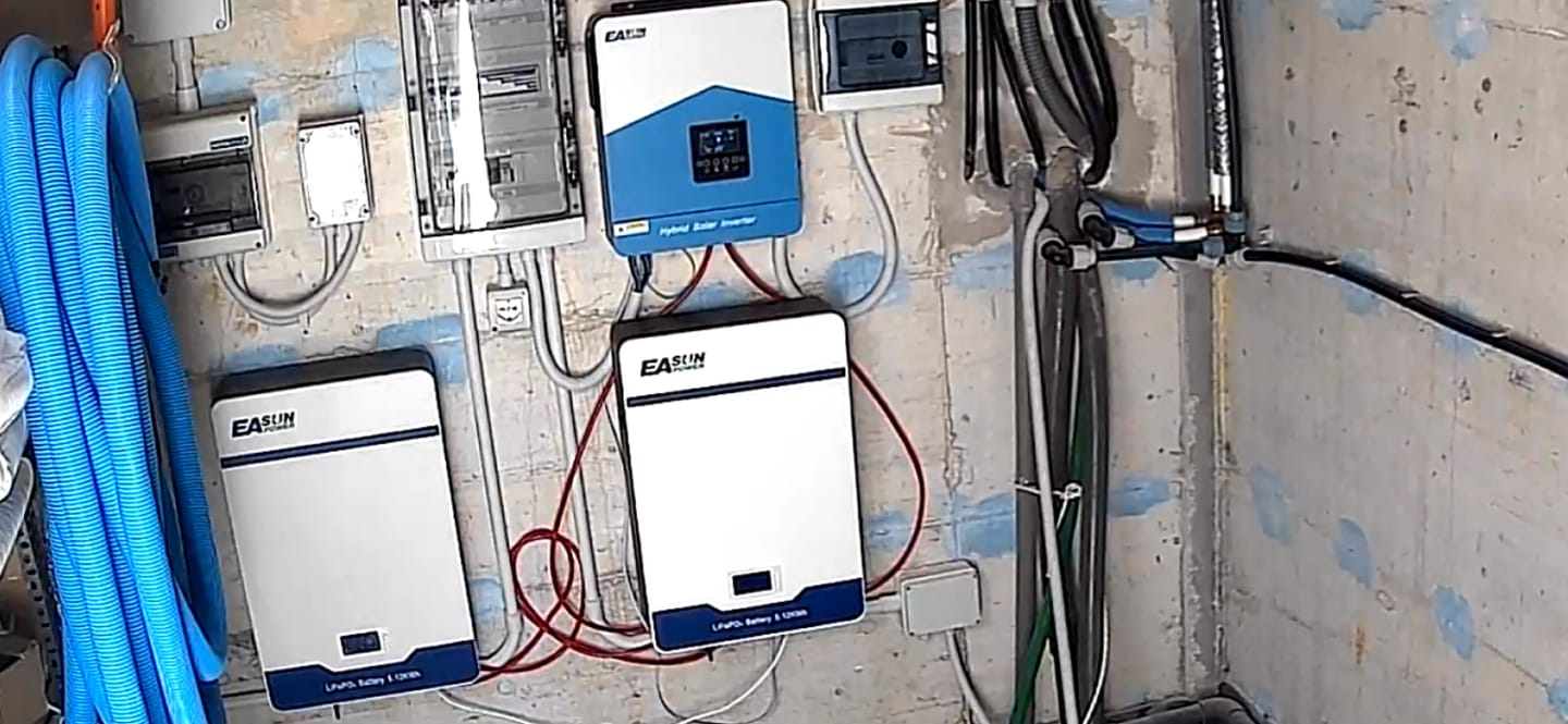 Customer photo review of Batteria Accumulo Solare LiFePO4 5kWh 51.2V 100Ah da Parete | Easun
