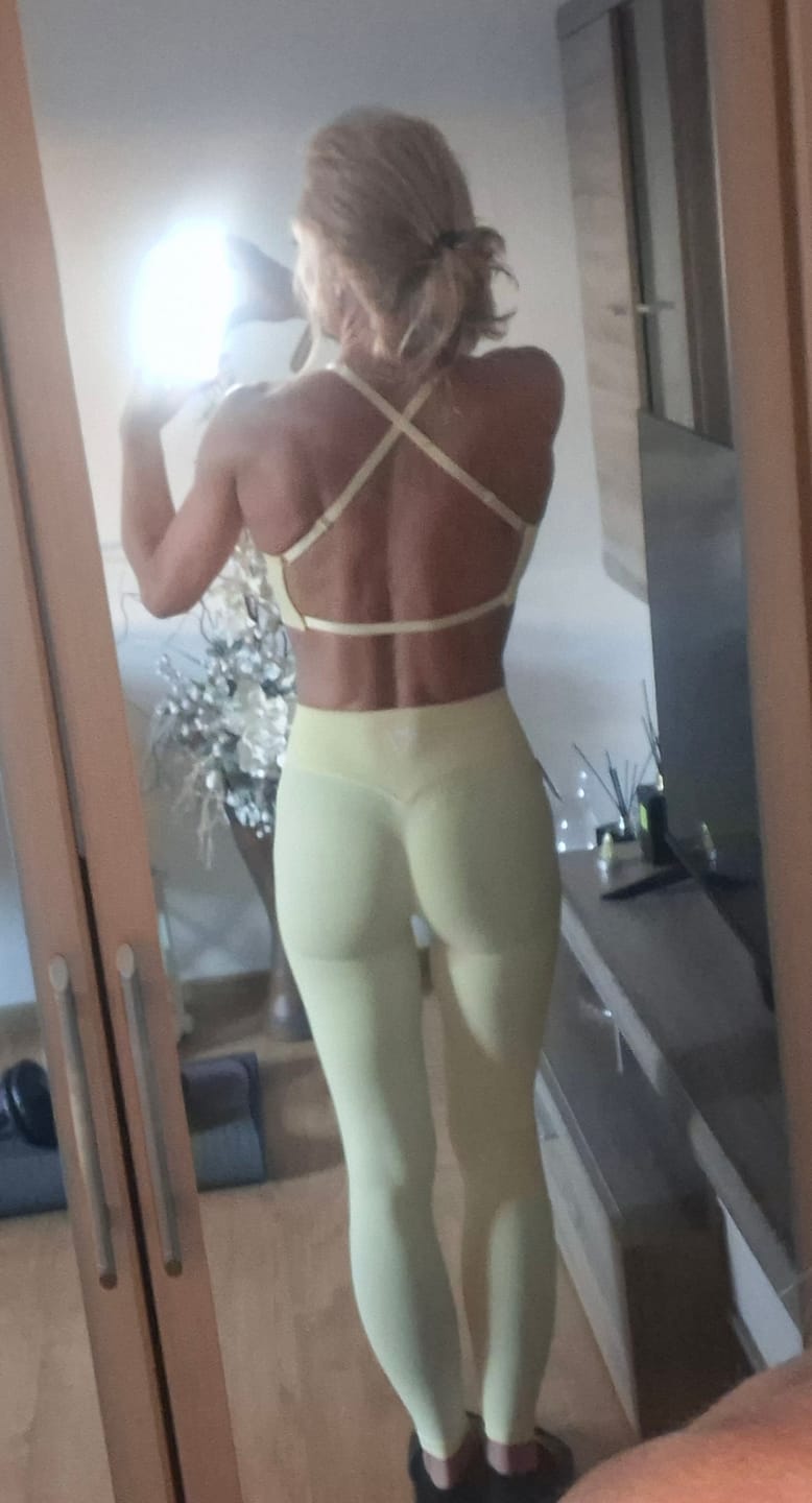 Customer photo review of DEFINE SCRUNCH LEGGINGS