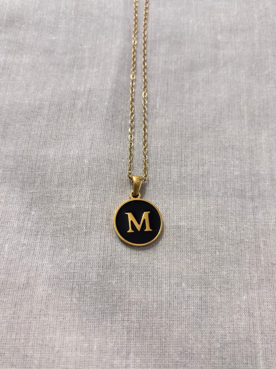 Customer photo review of Collar Con Inicial Fondo Negro