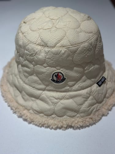 Customer photo review of REVERSIBLE NAPPA & SHEARLING BUCKET HAT TAN BEIGE 436509