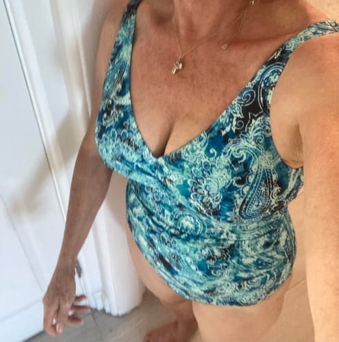 Customer photo review of Emoswim - Women Tummy Control One Piece Swimsuit - Push Up Bathing Suit Full Coverage Slimming Swimwear