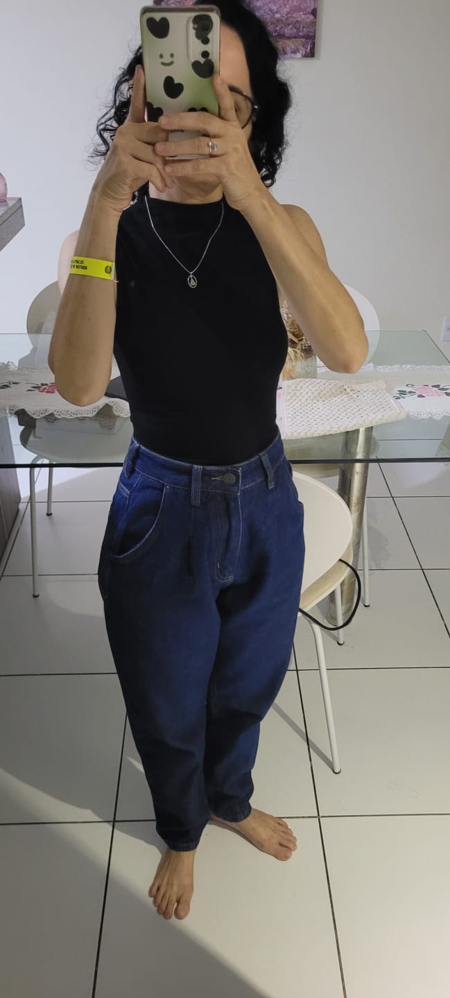 Customer photo review of Calça Jeans Slouchy Cacau Azul Escuro