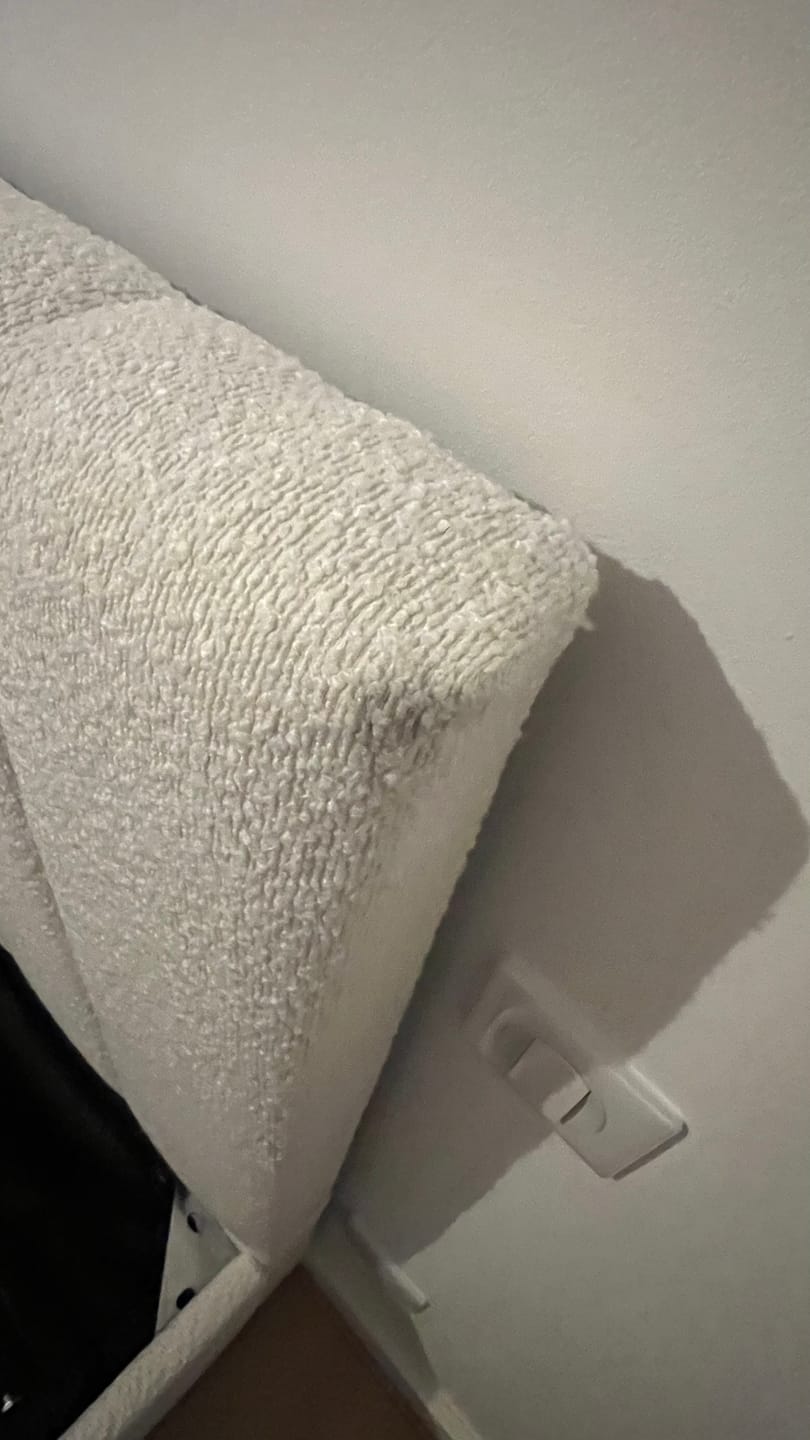 Customer photo review of Lit coffre CAROLINE – Lit design rembourré avec rangement intégré, disponible en bouclé blanc, velours côtelé ou velours lisse