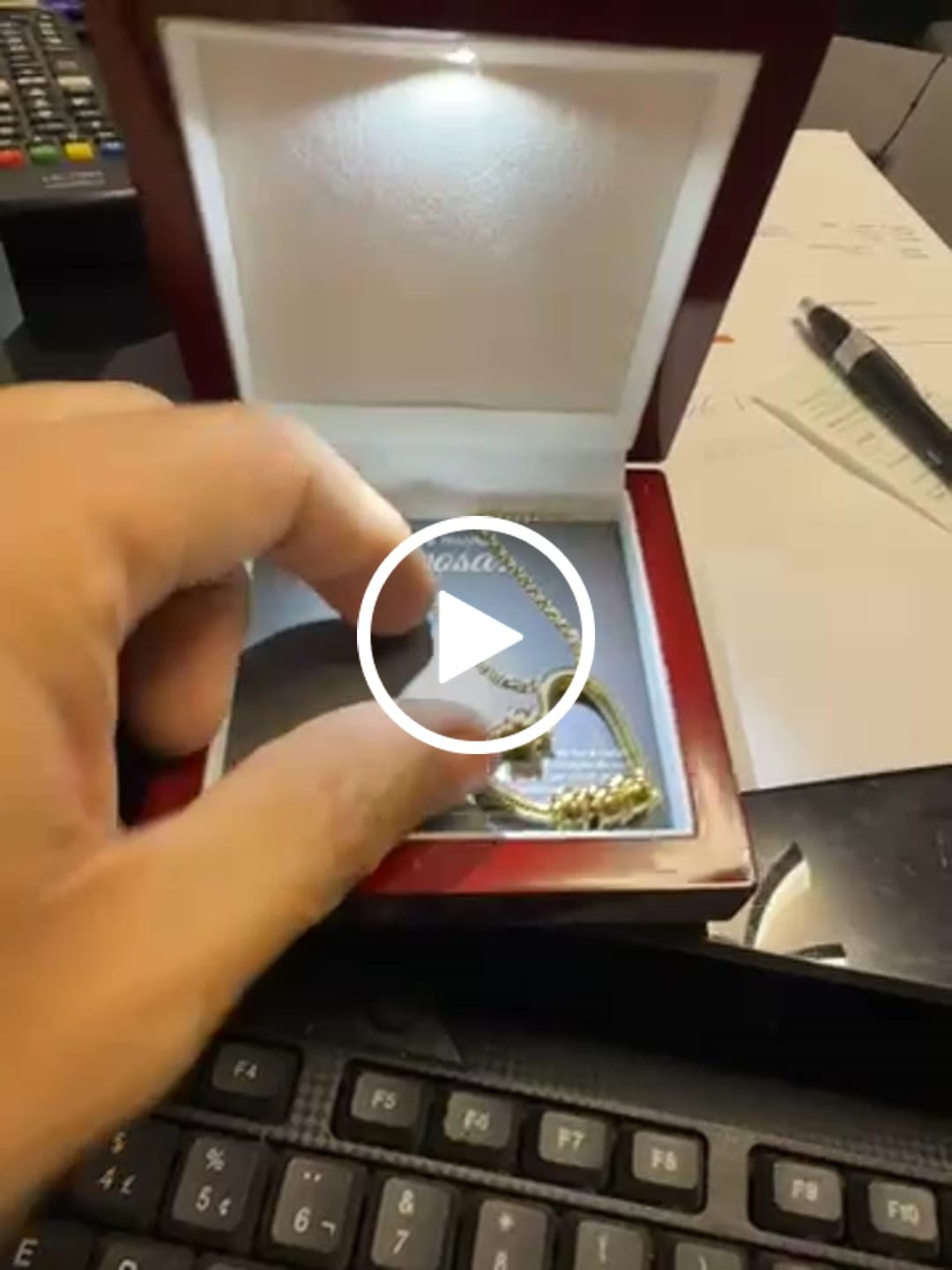 Customer video review of Colar "Coração da Família"