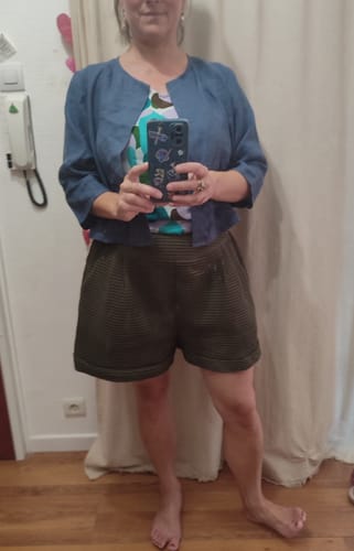 Customer's Short Laurie kaki en nid d'abeille avec taille haute, porté avec une veste bleue.