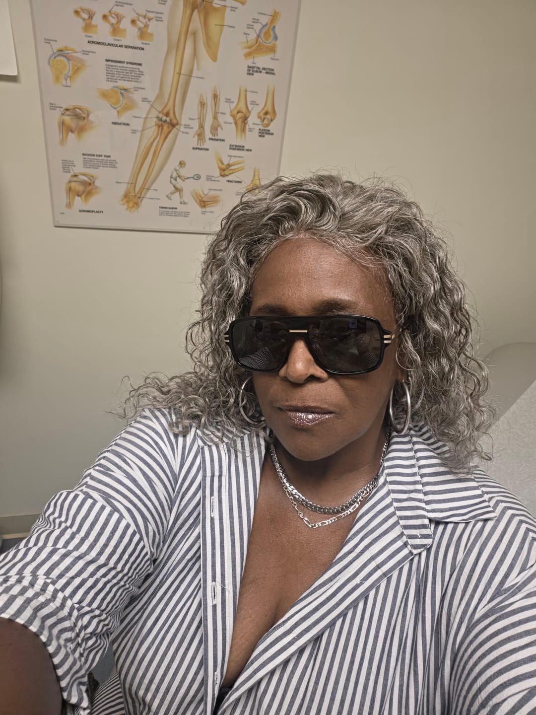 Customer photo review of Luvwin 13x4 Salt & Pepper Bouncy Curls Glueless Grey Wig 100% Human Hair