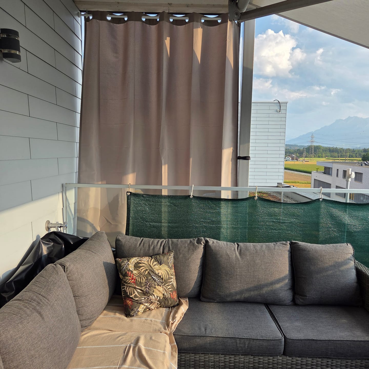Customer photo review of Extra Breiter Outdoor Vorhang Wasserdicht und Verdunkelnd mit Ösen – 1 Stück, 180 cm Breite