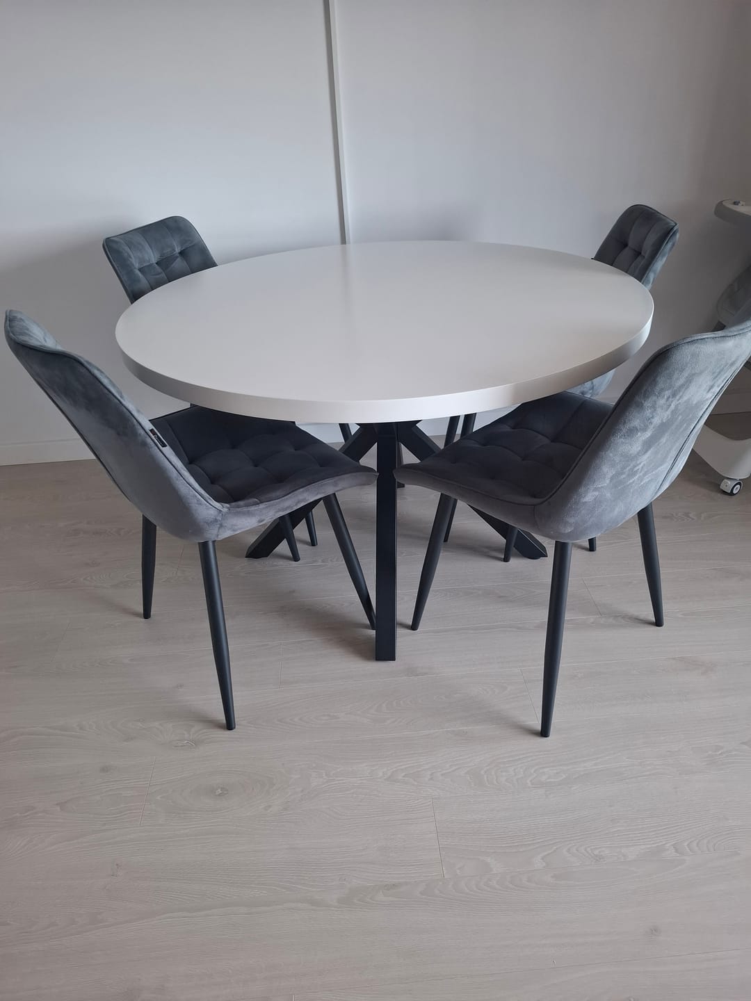 Customer photo review of Masa MEDOR, alb mat/negru, 120x120x76 cm
