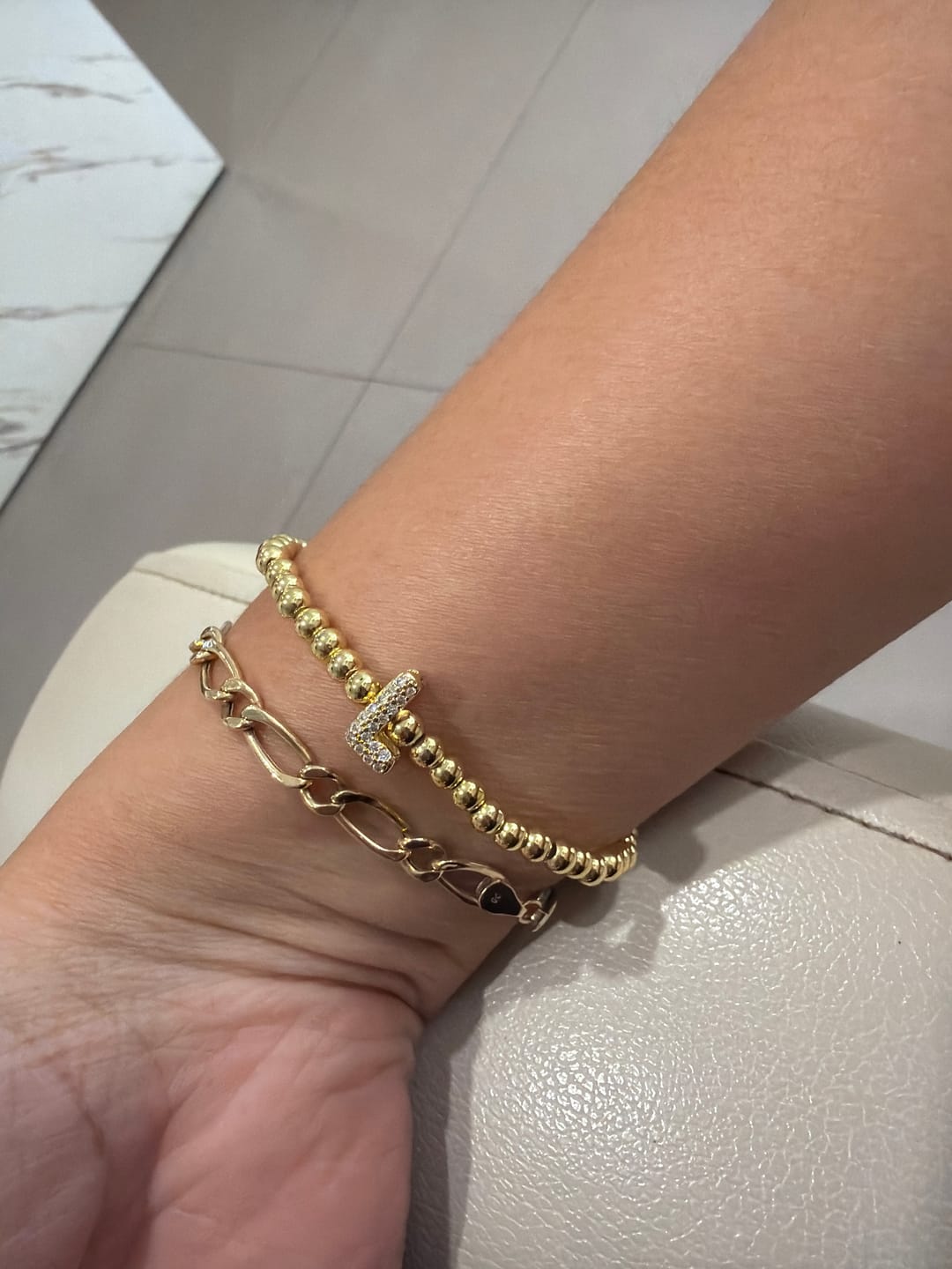 Customer photo review of Pulsera Dorada Con Inicial Mini Bubble Zirconia