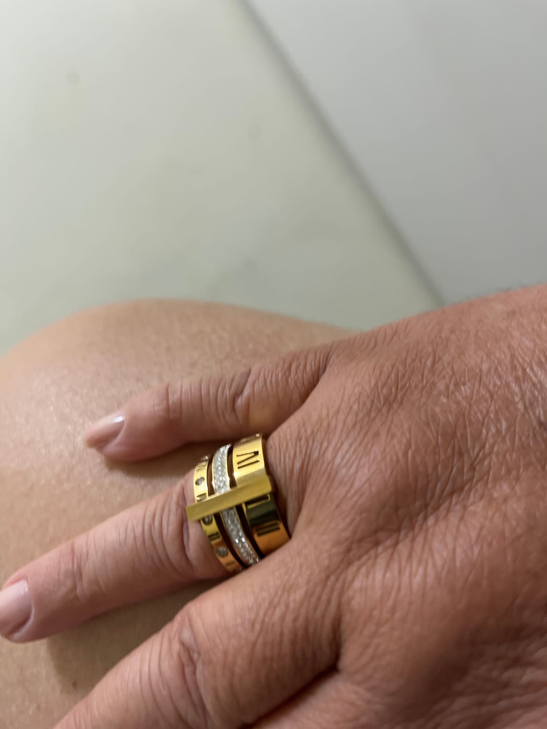 Customer photo review of Anel Aro Triplo Algarismo Romano Banhado em Ouro 18K
