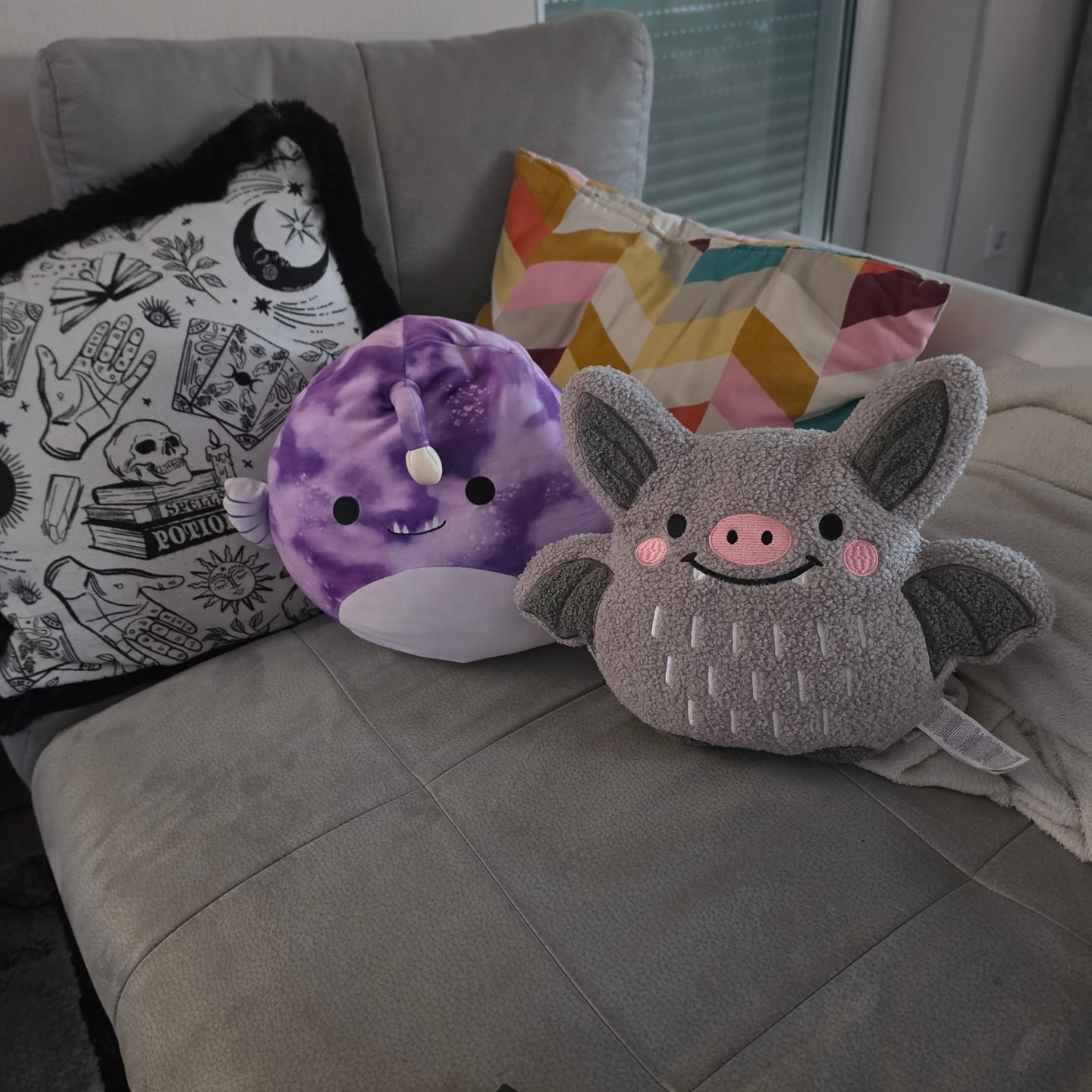 Customer photo review of Fledermaus Kissen Bouclé – Kuscheliges Dekokissen für spooky Stimmung