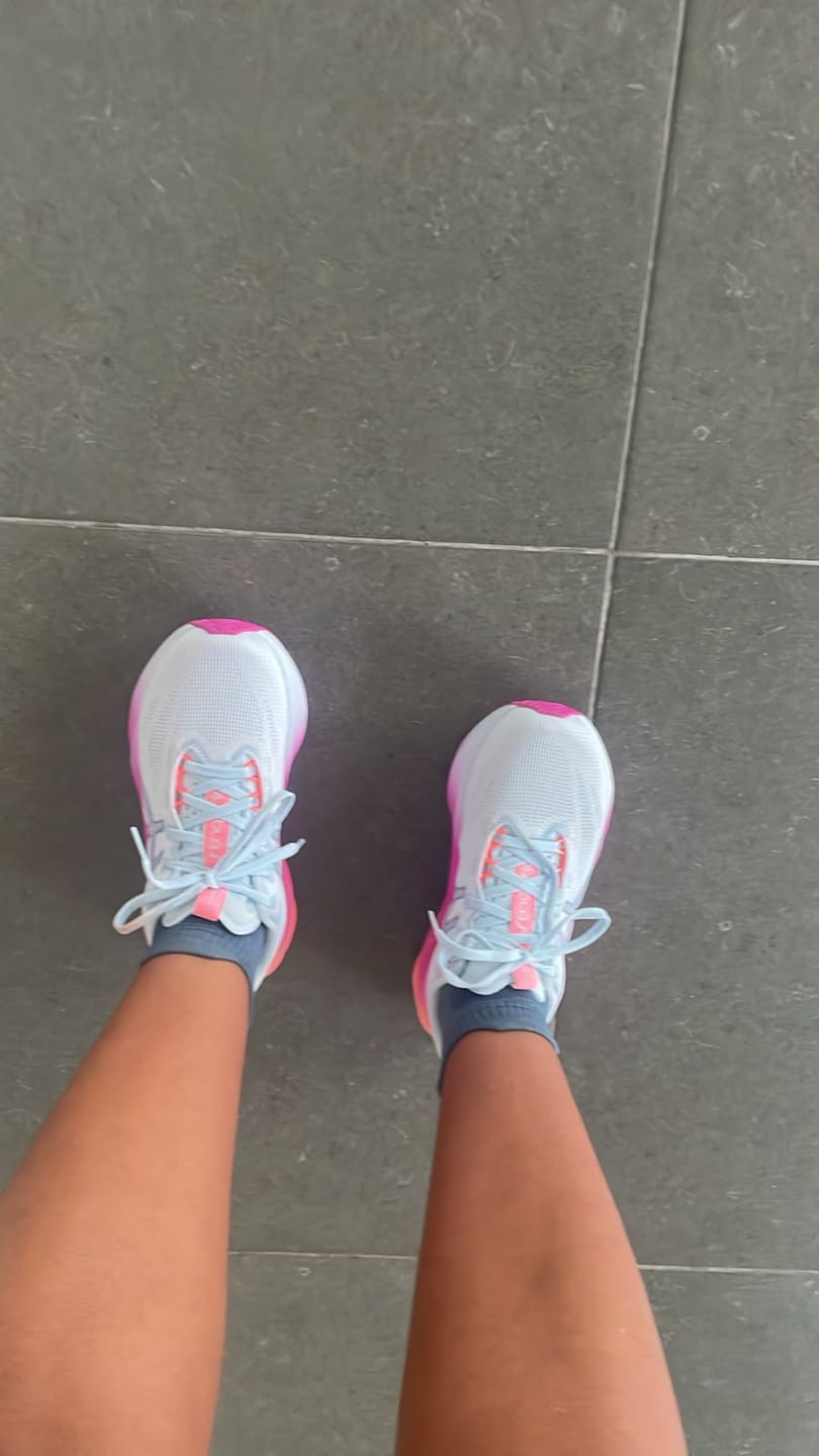 Customer photo review of Asics Novablast 5 Sunny Sizzle Mujer Sky Digital Sakura
