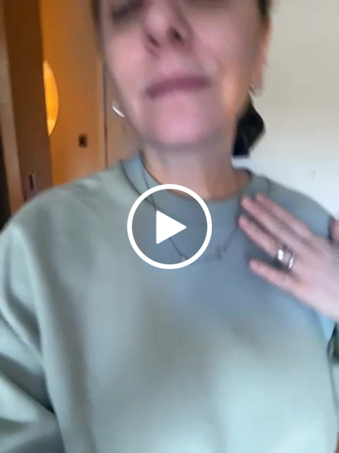 Customer video review of Collar personalizado con corazón grabado