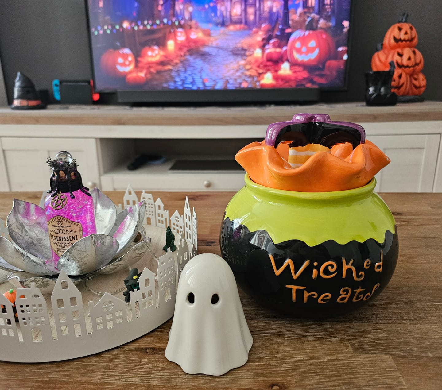 Customer photo review of Halloween Keksdose im Hexenkessel-Design mit kopfüber gestürzter Hexe