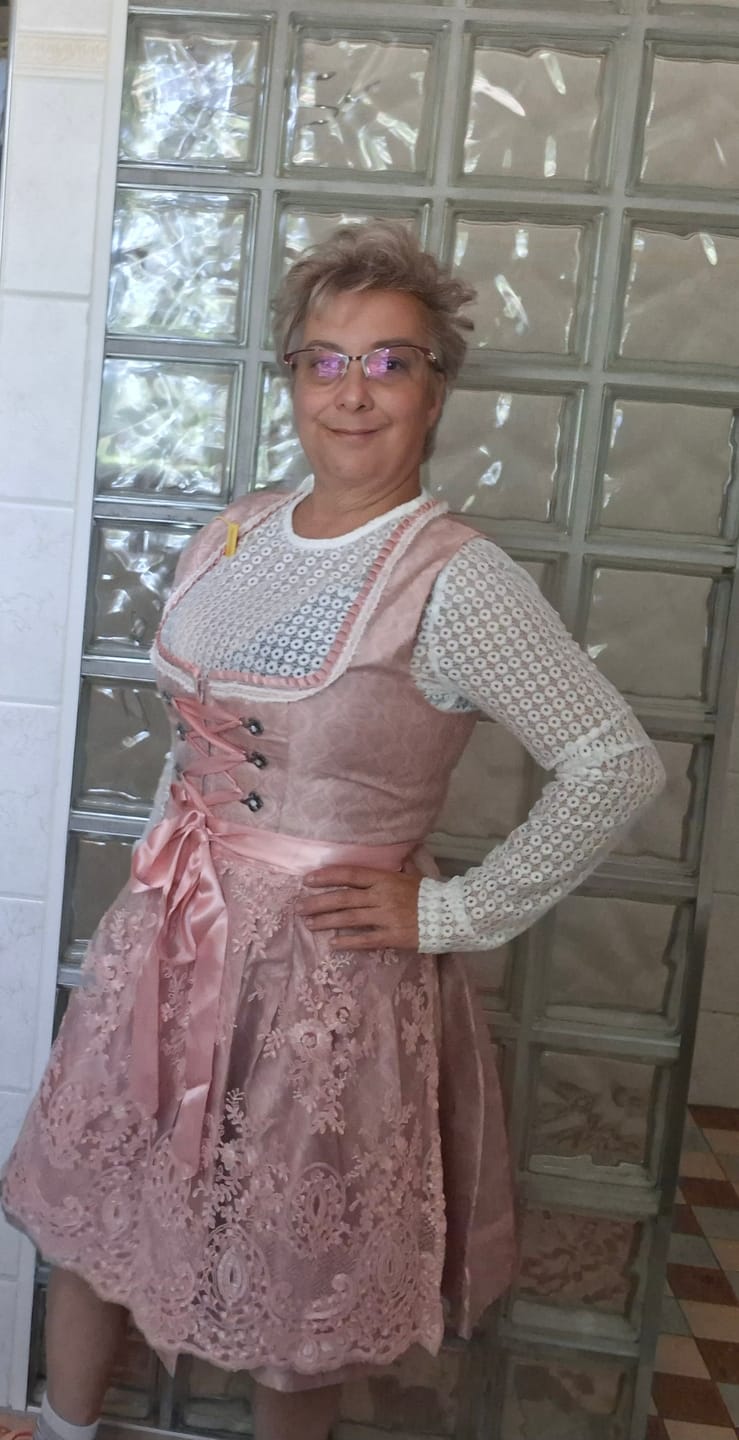 Customer photo review of Rosa Herz-Ausschnitt traditionell Dirndl