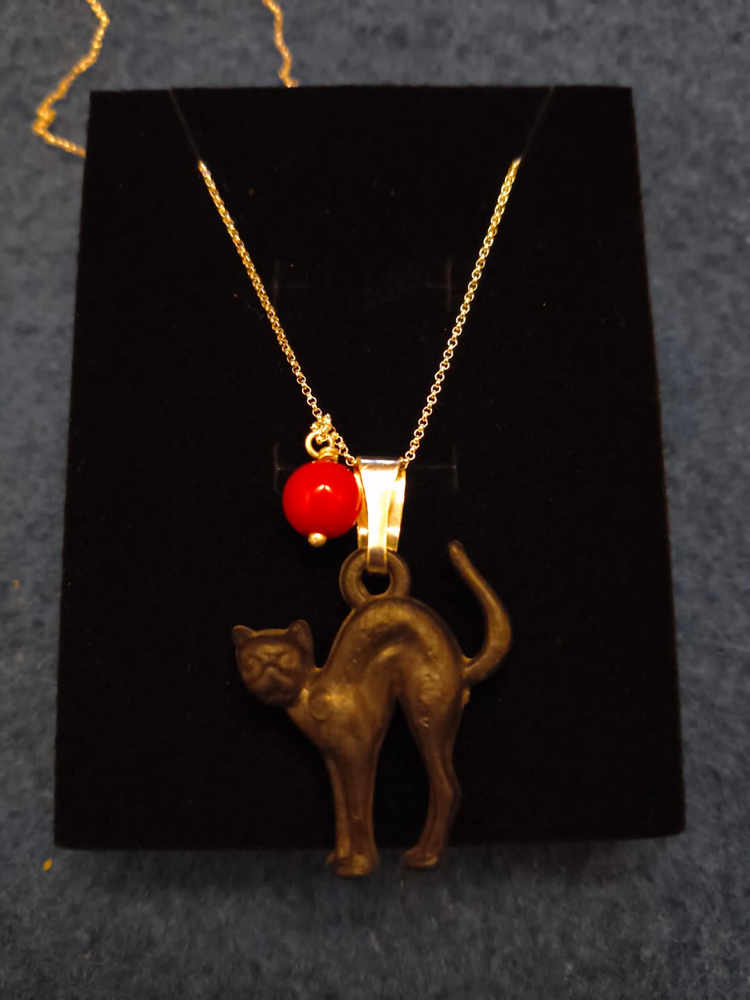 Customer photo review of Collar de Plata Gato Negro de los 80 con Jade Rojo