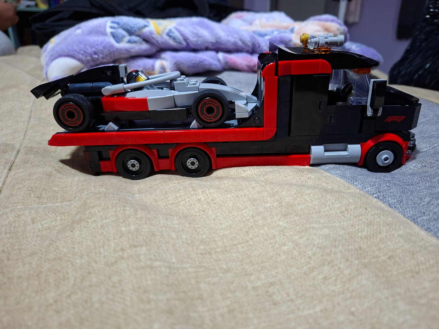 Customer photo review of Camión de Exposición de F1® con Auto de Carreras Audi F1®