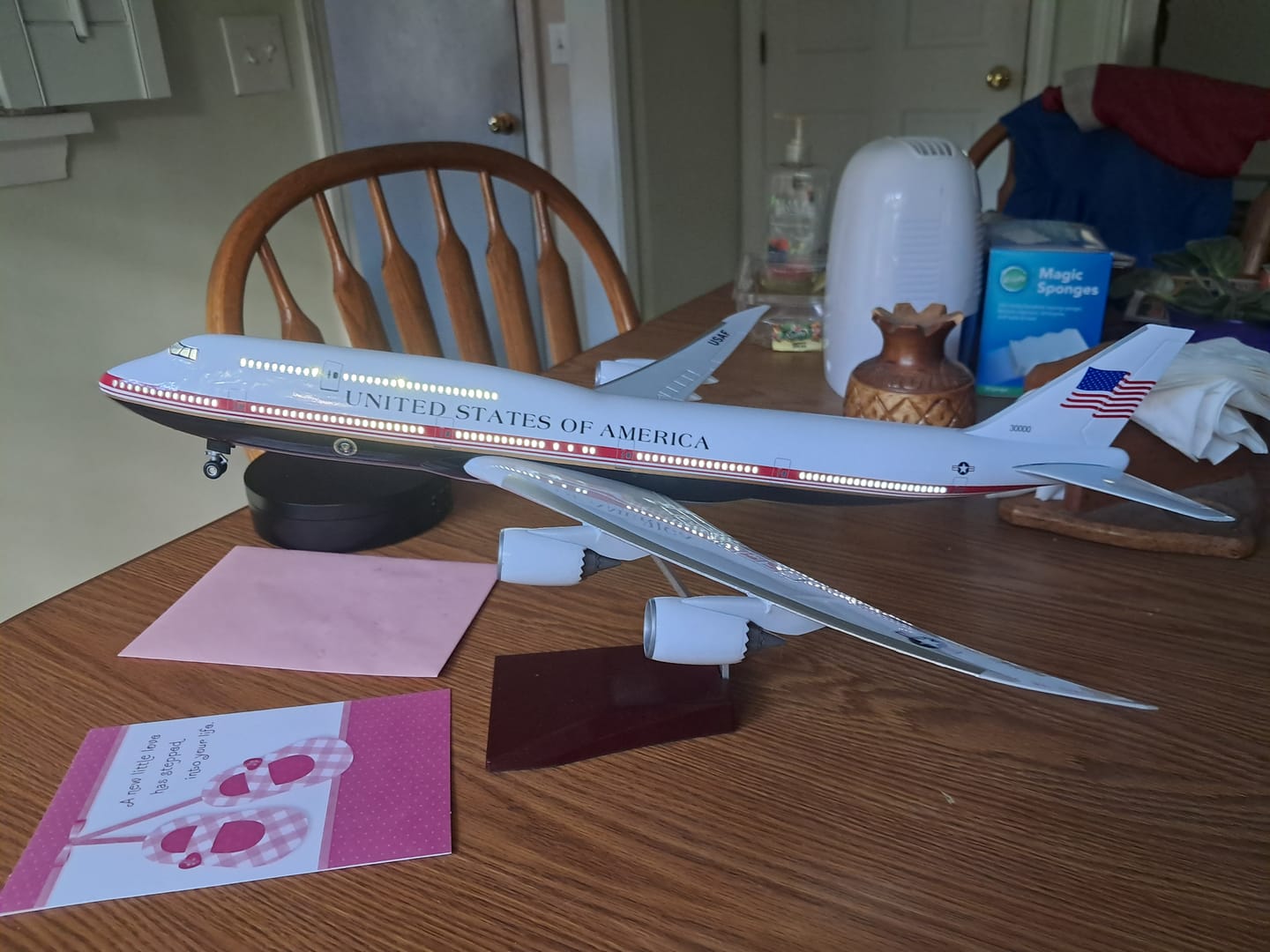 Customer photo review of Air Force One Boeing 747-8 (VC-25B) 1:150 Scale Model Airplane – New Presidential Livery (47cm / 18.5")